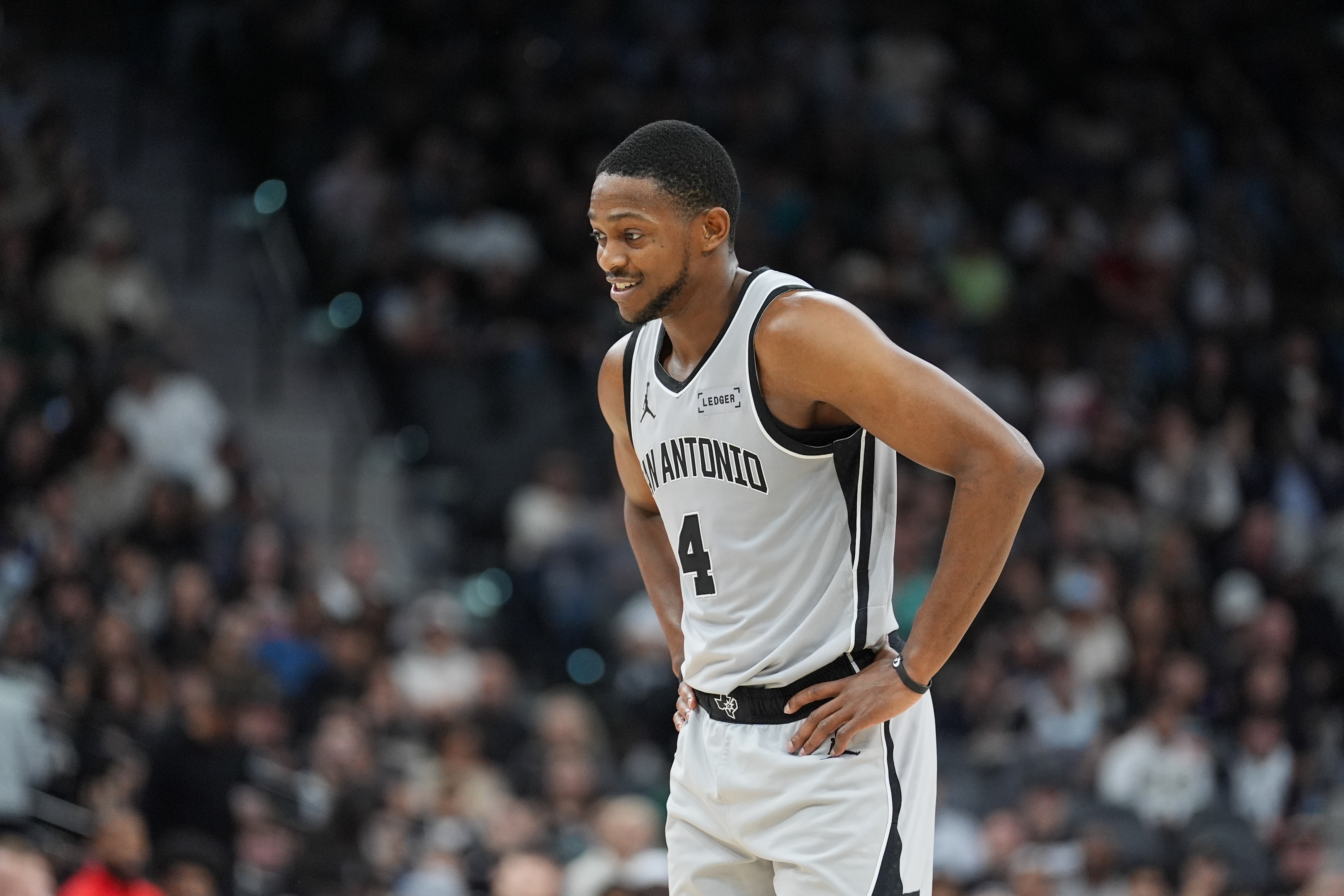 今天不太行！福克斯9投5中&amp;罚球2中2得14分5板5助1断 正负值-12