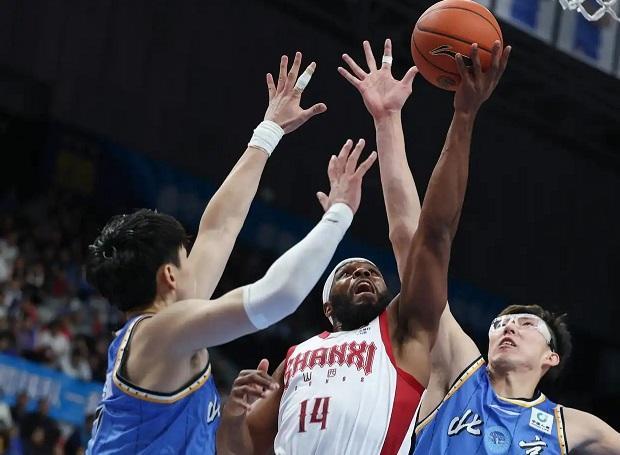 乐鱼体育官网-CBA｜周琦再度伤到眼睛 17日去医院检查