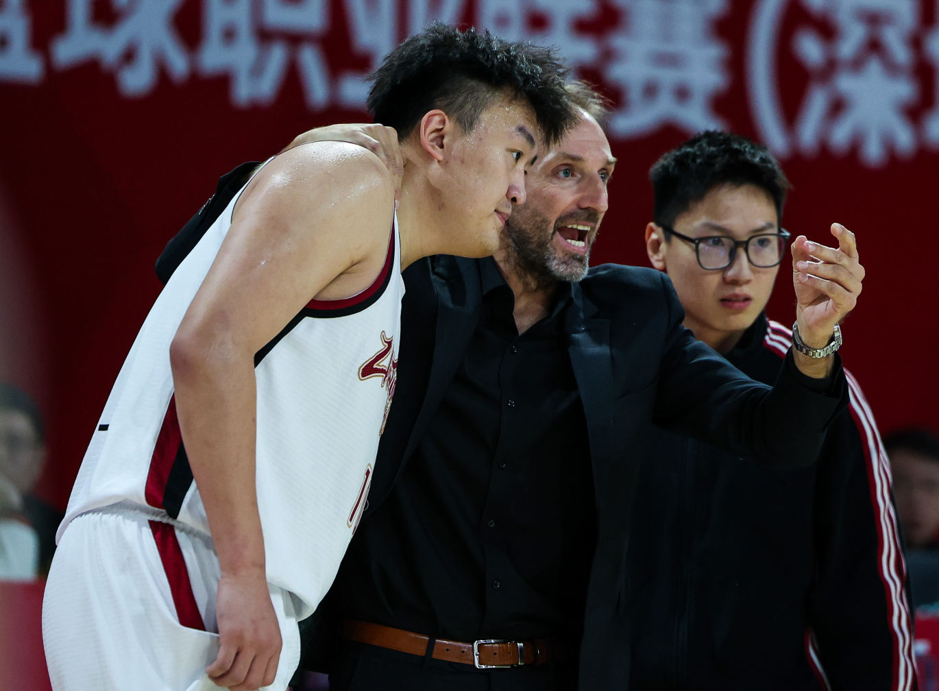 乐鱼体育下载-换帅如换刀！从6战5负到9战8胜，只因换了一个教练 球迷：CBA奇迹