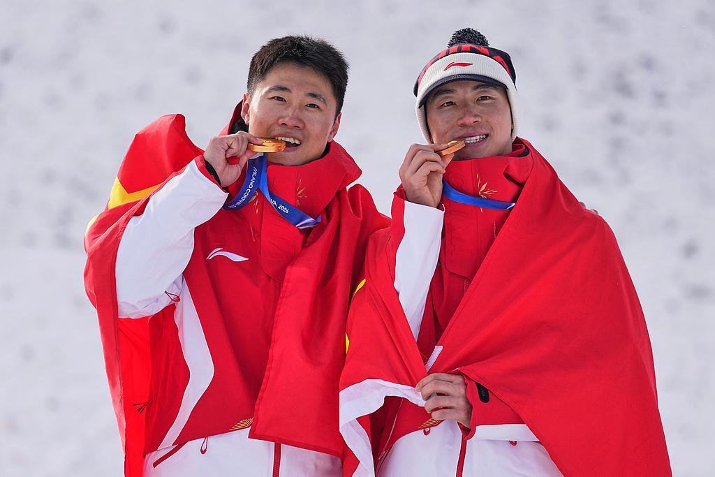 乐鱼体育app-体坛联播｜中国队今日再冲两金，短道速滑追平历届最差成绩